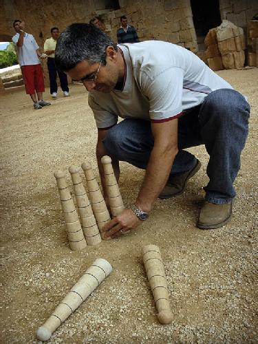 Celebració del campionat de birles del trofeu Generalitat al monestir de sta. Maria de la Valldigna, 3 de juny del 2006. Fotografia exposada a l'exposició col·lectiva de fotografia de premsa del I congrés internacional de Nou Periodisme, "La Realidad Revelada". Museu Valencià de la Il·lustració i de la Modernitat [MuVIM]. València, del 4 al 22 d'octubre del 2006.