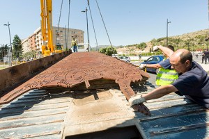Desmantellament de l'escultura d'Antoni MIró. Foto: Natxo Francés